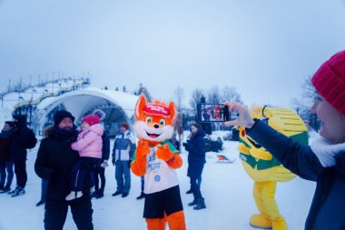 Minsk, Beyaz Rusya - 20 Yanuary, 2018: yetişkinler ve çocuklar ile II Avrupa maskotu Lesik fotoğraflandı tilki oyunları
