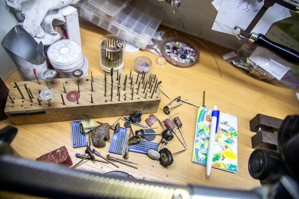 Werkplaats van de meester in de sieraden workshop — Stockfoto