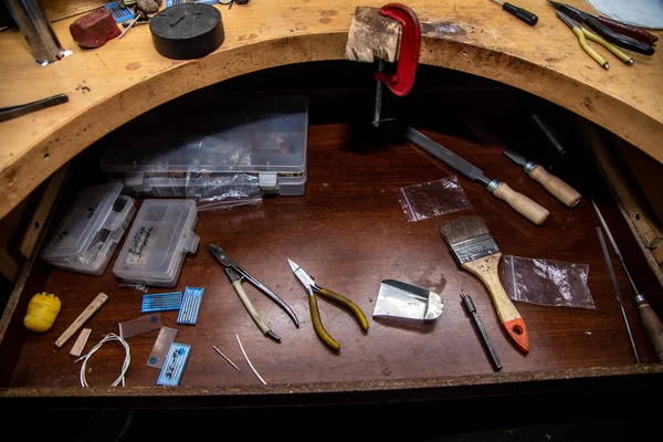 Lugar de trabajo del maestro en el taller de joyería — Foto de Stock