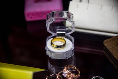 Takı mücevher dükkanı tribünde üzerinde