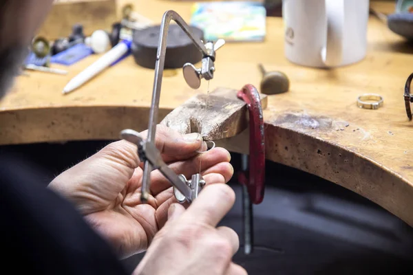 Maestro crea un anillo en el taller de joyería —  Fotos de Stock