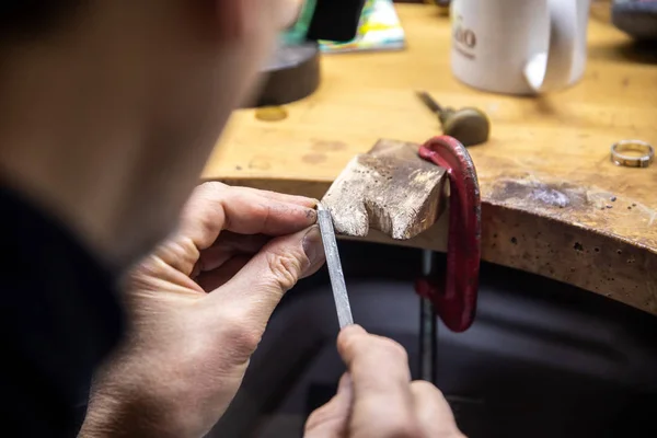 Maestro crea un anillo en el taller de joyería —  Fotos de Stock