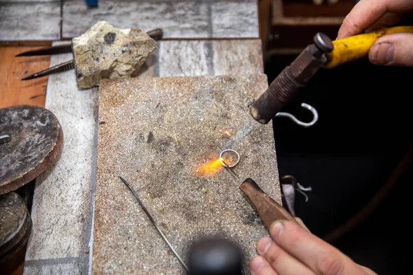 Maestro crea un anillo en el taller de joyería —  Fotos de Stock