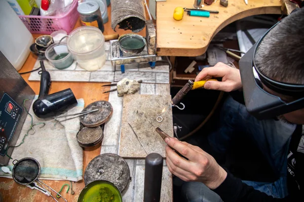 master creates a ring in the jewelry workshop