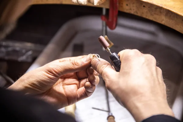 Maestro crea un anillo en el taller de joyería —  Fotos de Stock