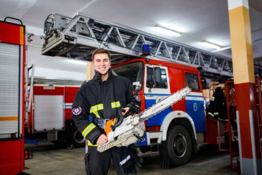 Minsk, Beyaz Rusya - 3 Mart, 2019: firefighter bir köknar yanında duruyor