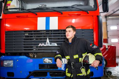 Minsk, Beyaz Rusya - 3 Mart, 2019: firefighter bir köknar yanında duruyor