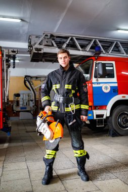 Minsk, Beyaz Rusya - 3 Mart, 2019: firefighter bir köknar yanında duruyor