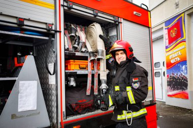Minsk, Beyaz Rusya - 3 Mart, 2019: firefighter bir köknar yanında duruyor