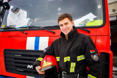 Minsk, Beyaz Rusya - 3 Mart, 2019: firefighter bir köknar yanında duruyor