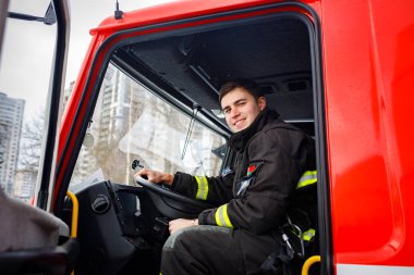 Minsk, Beyaz Rusya - 3 Mart, 2019: firefighter bir köknar yanında duruyor