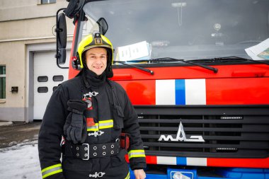 Minsk, Beyaz Rusya - 3 Mart, 2019: firefighter bir köknar yanında duruyor