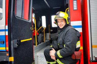 Minsk, Beyaz Rusya - 3 Mart, 2019: firefighter bir köknar yanında duruyor