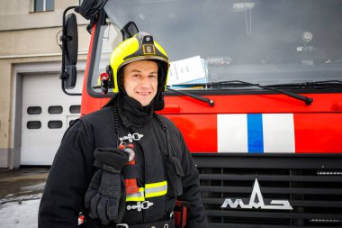 Minsk, Beyaz Rusya - 3 Mart, 2019: firefighter bir köknar yanında duruyor