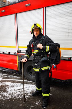 Minsk, Beyaz Rusya - 3 Mart, 2019: firefighter bir köknar yanında duruyor