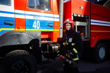 Minsk, Beyaz Rusya - 3 Mart, 2019: firefighter bir köknar yanında duruyor