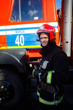 Minsk, Beyaz Rusya - 3 Mart, 2019: firefighter bir köknar yanında duruyor