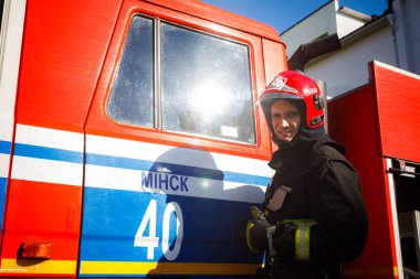 Minsk, Beyaz Rusya - 3 Mart, 2019: firefighter bir köknar yanında duruyor