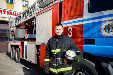 Minsk, Beyaz Rusya - 3 Mart, 2019: firefighter bir köknar yanında duruyor