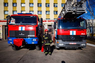 Minsk, Beyaz Rusya - 3 Mart, 2019: firefighter bir köknar yanında duruyor
