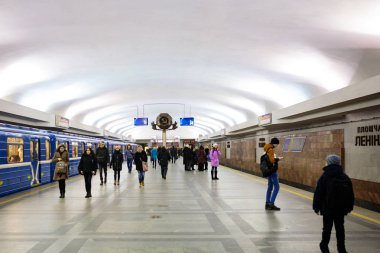 Minsk, Beyaz Rusya - 3 Mart, 2019: insanlar için tren bekliyor