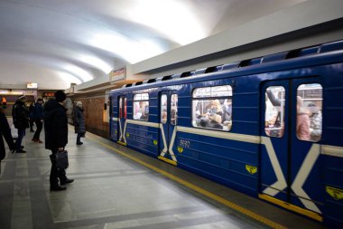 Minsk, Beyaz Rusya - 3 Mart, 2019: insanlar için tren bekliyor