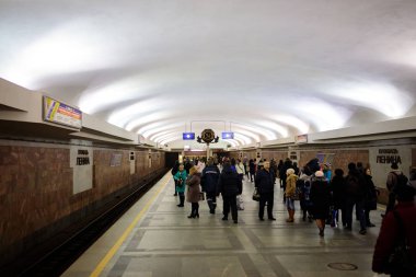 Minsk, Beyaz Rusya - 3 Mart, 2019: insanlar için tren bekliyor