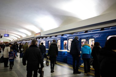 Minsk, Beyaz Rusya - 3 Mart, 2019: insanlar için tren bekliyor