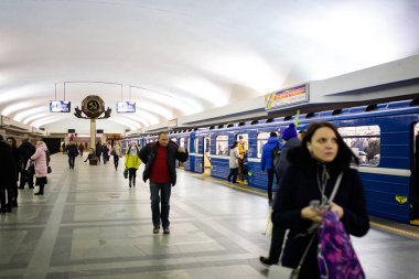 Minsk, Beyaz Rusya - 3 Mart, 2019: insanlar için tren bekliyor