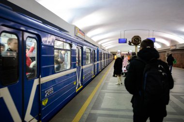 Minsk, Beyaz Rusya - 3 Mart, 2019: insanlar için tren bekliyor