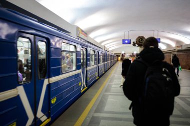 Minsk, Beyaz Rusya - 3 Mart, 2019: insanlar için tren bekliyor