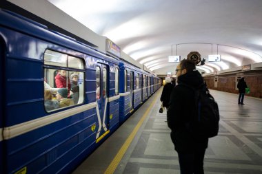 Minsk, Beyaz Rusya - 3 Mart, 2019: insanlar için tren bekliyor