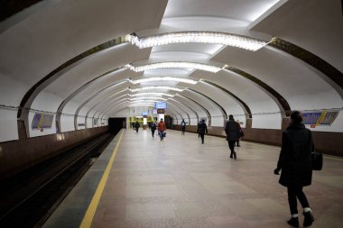 Minsk, Beyaz Rusya - 3 Mart, 2019: insanlar için tren bekliyor