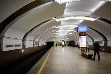 Minsk, Beyaz Rusya - 3 Mart, 2019: insanlar için tren bekliyor