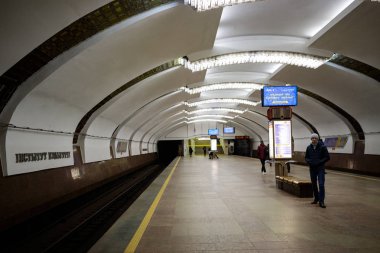 Minsk, Beyaz Rusya - 3 Mart, 2019: insanlar için tren bekliyor