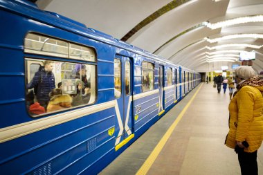 Minsk, Beyaz Rusya - 3 Mart, 2019: insanlar için tren bekliyor