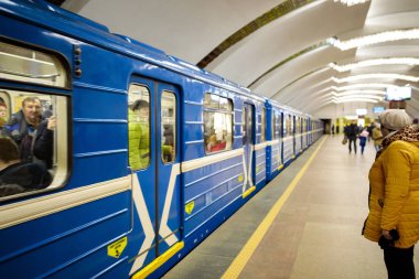 Minsk, Beyaz Rusya - 3 Mart, 2019: insanlar için tren bekliyor