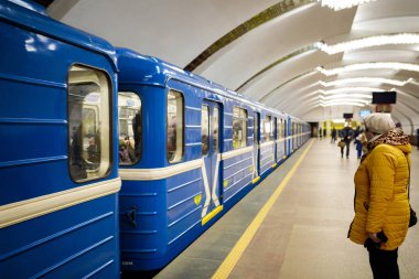 Minsk, Beyaz Rusya - 3 Mart, 2019: insanlar için tren bekliyor
