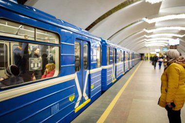 Minsk, Beyaz Rusya - 3 Mart, 2019: insanlar için tren bekliyor