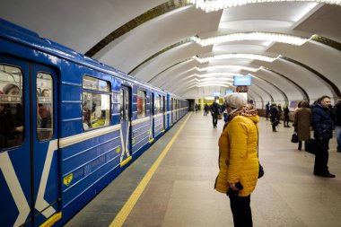 Minsk, Beyaz Rusya - 3 Mart, 2019: insanlar için tren bekliyor