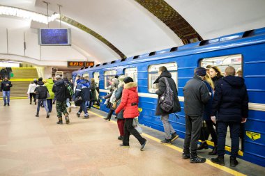 Minsk, Beyaz Rusya - 3 Mart, 2019: insanlar için tren bekliyor