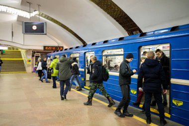 Minsk, Beyaz Rusya - 3 Mart, 2019: insanlar için tren bekliyor