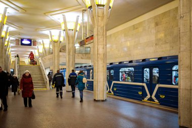 Minsk, Beyaz Rusya - 3 Mart, 2019: insanlar için tren bekliyor