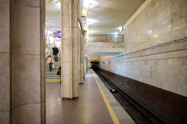 Minsk, Beyaz Rusya - 3 Mart, 2019: insanlar için tren bekliyor