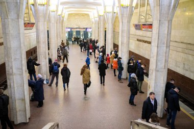 Minsk, Beyaz Rusya - 3 Mart, 2019: insanlar için tren bekliyor