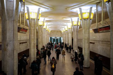 Minsk, Beyaz Rusya - 3 Mart, 2019: insanlar için tren bekliyor