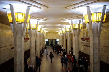 Minsk, Beyaz Rusya - 3 Mart, 2019: insanlar için tren bekliyor