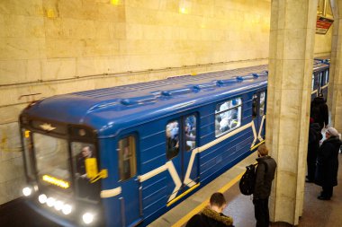 Minsk, Beyaz Rusya - 3 Mart, 2019: insanlar için tren bekliyor