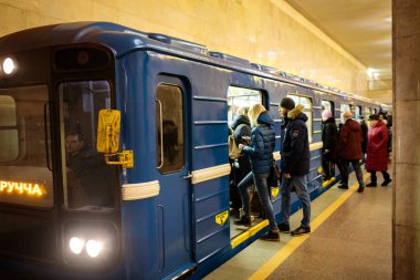 Minsk, Beyaz Rusya - 3 Mart, 2019: insanlar için tren bekliyor