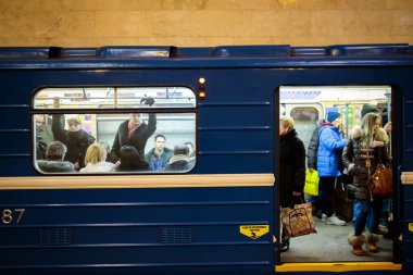 Minsk, Beyaz Rusya - 3 Mart, 2019: insanlar için tren bekliyor